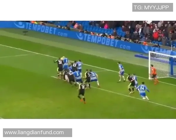 美式足球的魅力与文化探秘:从场上竞技到球迷狂欢的全景体验 美式足球的魅力与文化探秘:从场上竞技到球迷狂欢的全景体验